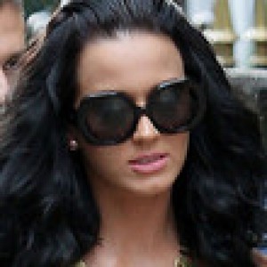 katy-perry-oval-sunglasses-_dbm6vpurnhc.jpg
