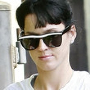 katy-perry-oversized-sunglasses-551gjxtauerc.jpg